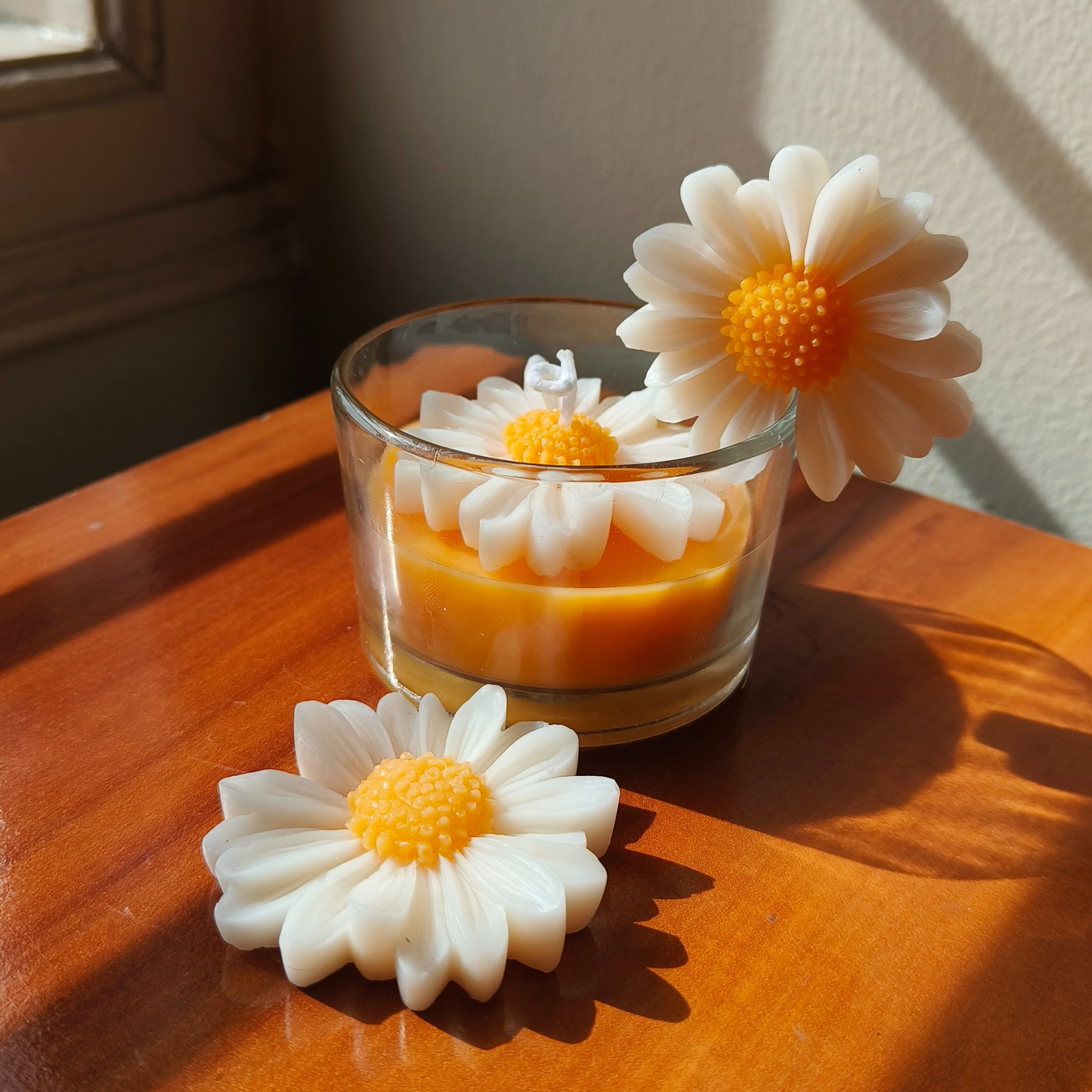White Petals Daisy Candle